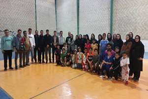 برگزاری مسابقه فوتبال بین فرزندان پرستاران و پرسنل اتاق عمل بیمارستان قائم(عج) فیروزآباد / پیروزی فرزندان پرستاران در رقابتی شاد و دوستانه